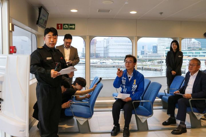 [부산=뉴시스] 원동화 기자 = 더불어민주당 전재수 부산시장 후보가 6·3지방선거 선거운동 첫날인 21일 오전 첫 일정으로 부산항 연안여객터미널을 찾아 통선 선장들을 만나 간담회를 열고 있다. 통선은 대형 선박과 육지 사이를 오가며 사람과 물품을 실어 나르는 소형 선박이다. (사진=전재수 선거대책위원회 제공) 2026.05.21. photo@newsis.com *재판매 및 DB 금지