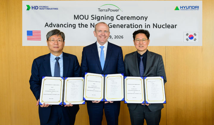 [서울=뉴시스] 현대건설은 지난 19일 미국 뉴욕 골드만삭스 본사에서 라파워(TerraPower), HD현대중공업과 차세대 원자로 ‘나트륨(Natrium®)’의 상업적 배치를 위한 업무협약을 체결했다고 21일 밝혔다. 사진 오른쪽부터 현대건설 뉴에너지사업부 최영 전무, 테라파워 크리스 르베크 최고경영자, HD현대중공업 원광식 부사장이 업무협약을 체결한 후 기념사진을 촬영하고 있다. 2026.05.21. (사진=현대건설 제공) photo@newsis.com *재판매 및 DB 금지