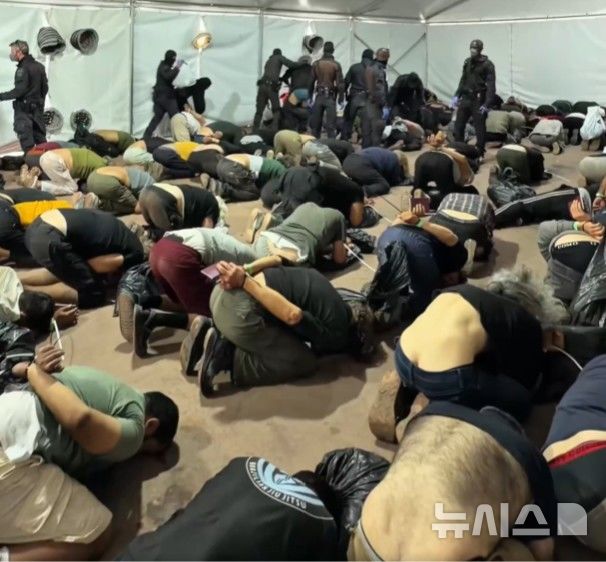 [서울=뉴시스]벤그비르 이스라엘 국가안보장관은 20일(현지시간) 소셜미디어 엑스(X·옛 트위터)에 이스라엘이 나포한 활동가를 구금하고 있는 아스돗 항구를 찾아가 이들을 조롱하는 영상을 공개했다. (사진 = 벤그비르 장관 엑스 갈무리) 2026.06.21 photo@newsis.com 