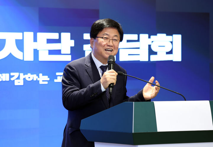 [서울=뉴시스]최교진 교육부 장관이 20일 오후 서울 중구 코리아나호텔에서 열린 '이재명 정부 출범 1주년 계기 장관 주재 출입기자단 간담회'에서 발언하고 있다. (사진 = 교육부) 2026.05.21. photo@newsis.com *재판매 및 DB 금지