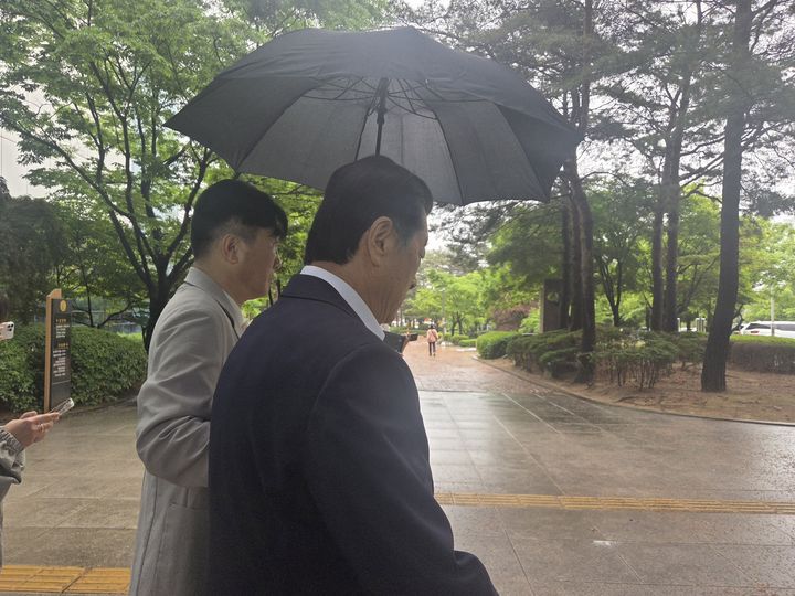 [서울=뉴시스] 이지영 기자= 김용만 김가네 회장은 20일 선고 이후 '결심 공판에서 잘못을 후회하고 반성한다는 입장과 동일한지' 등 취재진 질문에 아무 말도 하지 않은 채 귀가하고 있다. 2026.05.21 jee0@newsis.com *재판매 및 DB 금지
