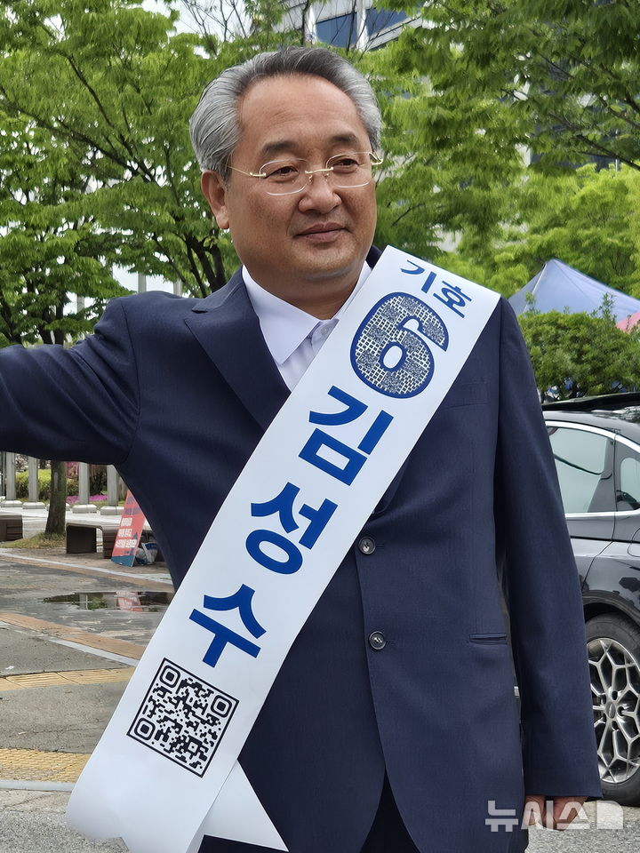 [전주=뉴시스] 김얼 기자 = 제9회 전국동시지방선거 공식 선거운동일인 21일 전북 전주시 전북도청 앞에서 김성수(무소속) 전북특별자치도지사 후보가 선거운동을 하고 있다. 2026.05.21. pmkeul@newsis.com