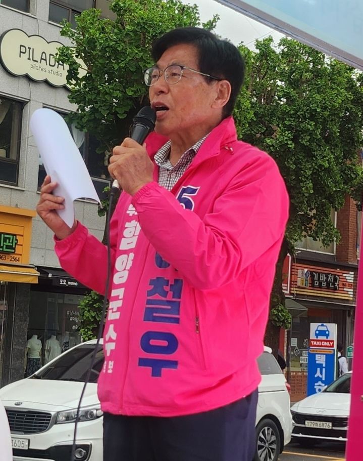 [함양=뉴시스] 서희원 기자= 무소속 이철우 함양군수 후보가 21일 함양읍 동문 네거리에서 출정식을 갖고 지지를 호소했다. 2026. 05. 21. shw1881@newsis.com *재판매 및 DB 금지