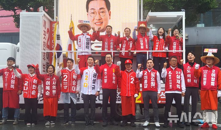 [충주=뉴시스] 이병찬 기자 = 이동석 충주시장 후보 등 국민의힘 충북 충주 지방선거 후보들이 21일 이종배(충주) 의원과 함께 이마트사거리에서 필승의 결의를 다지고 있다.(사진=이 후보 제공)2026.05.21.photo@newsis.com 