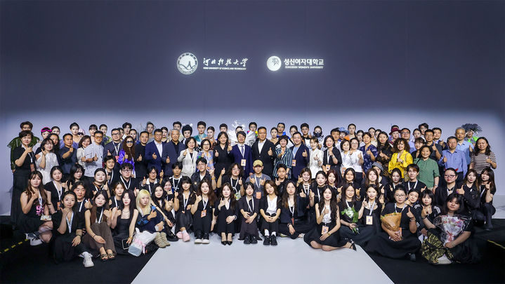 [서울=뉴시스] '2026 중국국제대학생 패션위크'에 참가한 성신여대와 중국 하북과기대의 한중합작전공 학생들이 기념 사진을 촬영하고 있다. (사진=성신여대 제공) 2026.05.21. photo@newsis.com *재판매 및 DB 금지