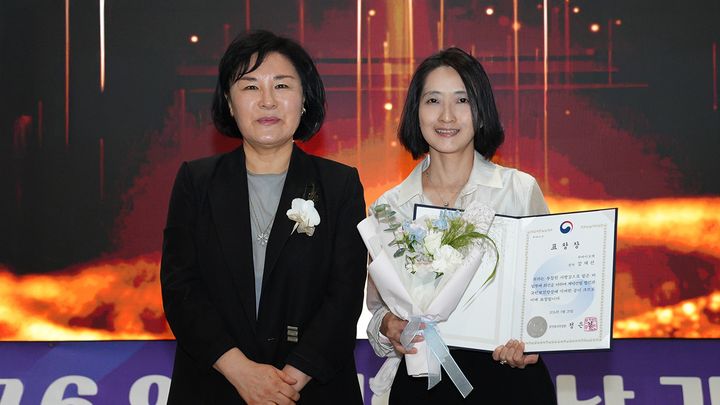 [서울=뉴시스] 강재선 상무(오른쪽)가 ‘2026 세계 임상시험의 날’ 기념식에서 보건복지부 장관 표창을 받았다. (사진=차바이오텍 제공) 2026.05.23. photo@newsis.com *재판매 및 DB 금지
