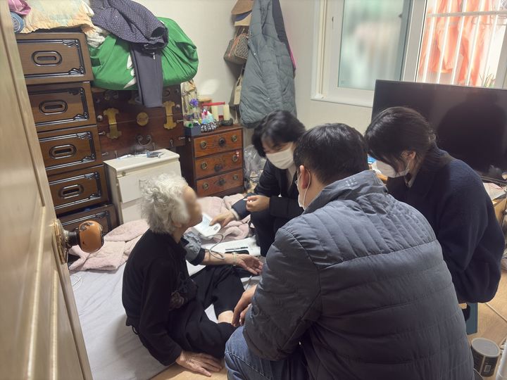 [서울=뉴시스]돌봄 대상자의 가정을 방문해 건강 상태를 살피는 모습. (사진=마포구 제공) 2026.05.21. photo@newsis.com *재판매 및 DB 금지