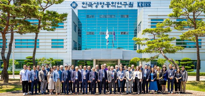 [대전=뉴시스] 생명연구원이 미래 기관발전 방향 수립을 위해 해외 6개국, 석학 23인의 자문을 수렴했다. 생명연 관계자들이 자문위원들과 기념촬영을 하고 있다.(사진=생명연구원 제공) *재판매 및 DB 금지