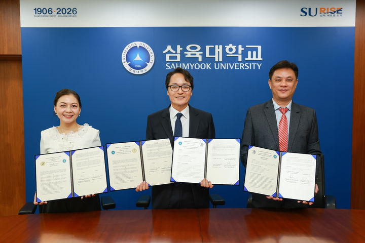 [서울=뉴시스] (왼쪽부터) 딘 티 미 한 다낭사범대 부총장, 제해종 삼육대 총장, 응우옌 반 롱 다낭외국어대 총장이 지난 13일 삼육대에서 업무협약을 체결하고 기념 사진을 촬영하고 있다. (사진=삼육대 제공) 2026.05.21. photo@newsis.com *재판매 및 DB 금지