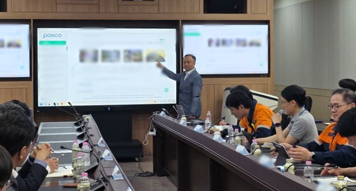 [광양=뉴시스] 광양제철소에서 설비 운영 노하우를 실시간으로 확인할 수 있는 설비관리 GPT2.0을 시연하고 있다. (사진=광양제철소 제공) 2026.05.21. photo@newsis.com *재판매 및 DB 금지