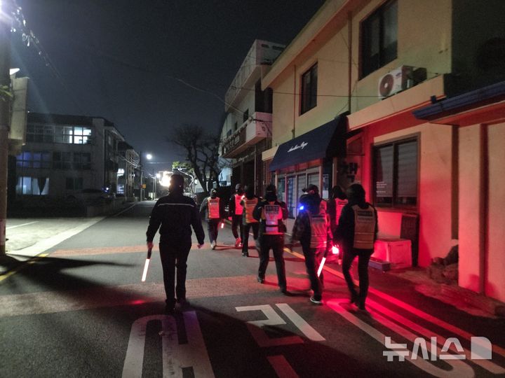 [제주=뉴시스] 제주도자치경찰단 야간 학원가 순찰 자료사진. (사진=제주도자치경찰단 제공) 2026.05.21. photo@newsis.com