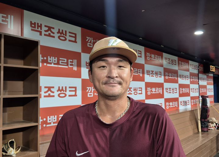 [서울=뉴시스] 문채현 기자 = 프로야구 키움 히어로즈 원종현이 20일 서울 고척스카이돔에서 열린 2026 신한 쏠 KBO리그 SSG 랜더스전을 앞두고 인터뷰를 하고 있다. 2026.05.20. dal@newsis.com *재판매 및 DB 금지