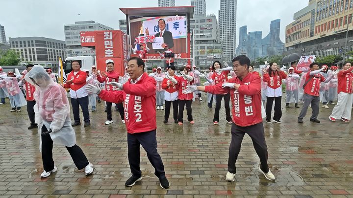 [세종=뉴시스] 송승화 기자 = 21일 세종시 나성동 지방선거 출정식에서 시의원 후보들과 율동하는 국민의힘 최민호 세종시장 후보. 2026.05.21. ssong1007@newsis.com *재판매 및 DB 금지