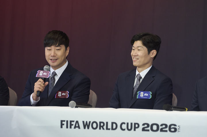 [서울=뉴시스] 배성재 캐스터와 박지성 해설위원이 21일 서울 중구 엠버서더 서울 풀만에서 2026 북중미 월드컵' 중계 기자간담회에서 포즈를 취하고 있다. (사진=JTBC 제공) 2026.05.21.photo@newsis.com *재판매 및 DB 금지