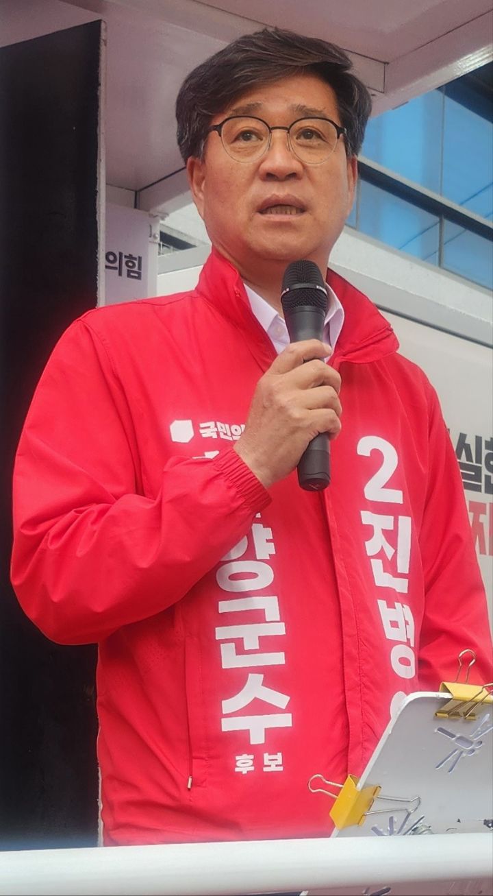 [함양=뉴시스] 서희원 기자= 국민의힘 진병영 함양군수 후보가 21일 함양읍 동문 네거리에서 출정식을 갖고 지지를 호소했다. 2026. 05. 21. shw1881@newsis.com *재판매 및 DB 금지