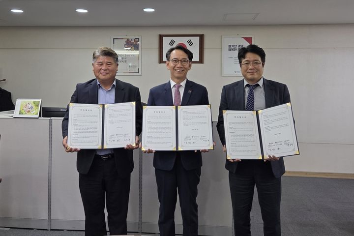 [밀양=뉴시스] 밀양시와 경상남도가 파워큐브세미와 나노융합국가산업단지 내 투자협약을 체결한 후 기념 촬영을 하고 있다. (사진=밀양시 제공) 2026.05.21. photo@newsis.com *재판매 및 DB 금지