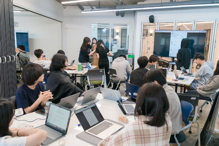 [서울=뉴시스] 애플 인증을 받은 대안교육기관 거꾸로캠퍼스에서 수업이 진행되는 모습. (사진=애플 제공) 2026.05.21. photo@newsis.com *재판매 및 DB 금지