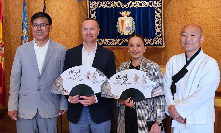 기념촬영하는 충주시와 택견협회, 스페인 산타폴라시 시의원들.(사진=충주시 제공) *재판매 및 DB 금지