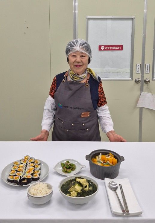 [고성(경남)=뉴시스] 신정철 기자= 경남 고성군은 지역 고유의 음식문화를 보존하고 향토자원의 가치를 널리 알리기 위해 ‘고성 먹거리 아카이브 구축’을 본격 추진하고 있다고 21일 밝혔다. 사진은 향토음식 전수자 박순점씨를 초빙해 양태미역국, 늙은호박국, 공작김밥 등 고성향토음식 조리 및 시연 모습.(사진=고성군 제공).2026.05.21. photo@newsis.com *재판매 및 DB 금지