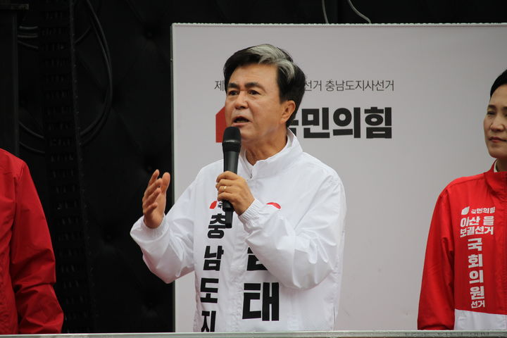 [아산=뉴시스] 최영민 기자=김태흠 국민의힘 충남도지사 후보가 21일 아산 온양온천역 광장에서 지방선거 출정식을 가졌다. 2026.05.21 ymchoi@newsis.com *재판매 및 DB 금지