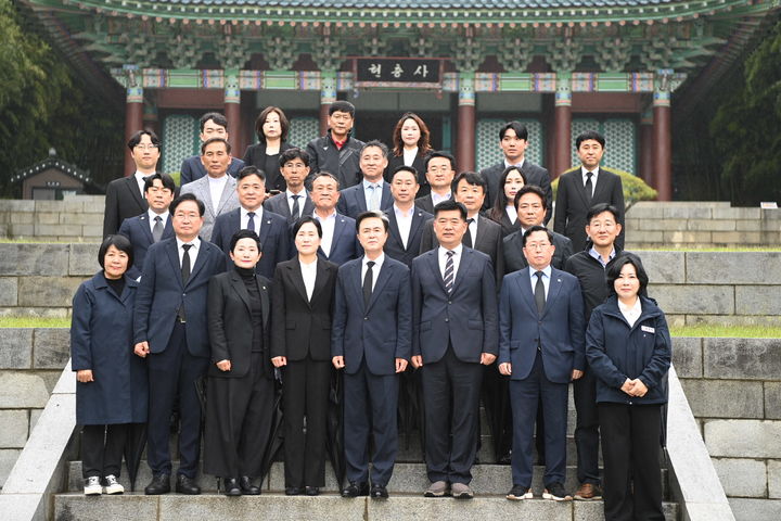 [아산=뉴시스] 국민의힘 김태흠 충남도지사 후보를 비롯한 아산지역 후보들이 21일 오전 아산 현충사를 참배했다. (사진=김태흠 후보 캠프 제공) 2026.05.21 photo@newsis.com *재판매 및 DB 금지