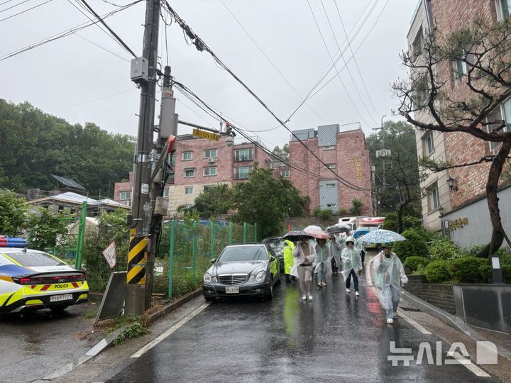 [안양=뉴시스] 산사태로 인한 주민 대피 명령이 내려지자, 주민들이 빗속에서 대피소로 이동하고 있다.(사진=안양시 제공).2026.05.21.photo@newsis.com