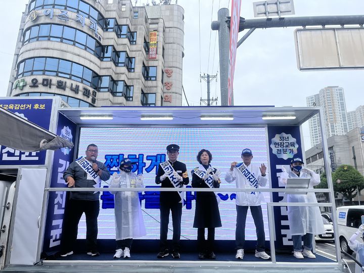 김진균 충북교육감 후보(가운데)가 21일 충주시 연수동 임광아파트 인근 사거리에서 교복을 입고 출정식을 하고 있다.(사진=김진균 캠프 제공).2026.05.21.photo@newsis.com *재판매 및 DB 금지