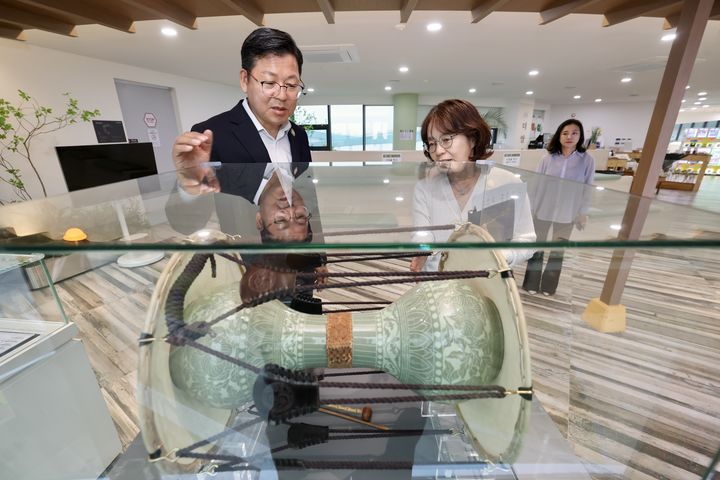 휴게소 전시 ‘천년 비색 부안청자, 길 위에서 만나다’(사진=부안군 제공) *재판매 및 DB 금지