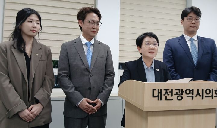 [대전=뉴시스] 조명휘 기자 = 박정현 더불어민주당 대전 시당위원장과 법률지원단이 21일 오후 대전시의회 기자실에서 이장우 국민의힘 후보의 시장시절 한화생명볼파크 스카이박스 연간 이용권 사용 의혹과 선거캠프 임명장 무단 발송 문제에 대해 회견을 하고 있다. 2026.05.21. joemedia@newsis.com *재판매 및 DB 금지