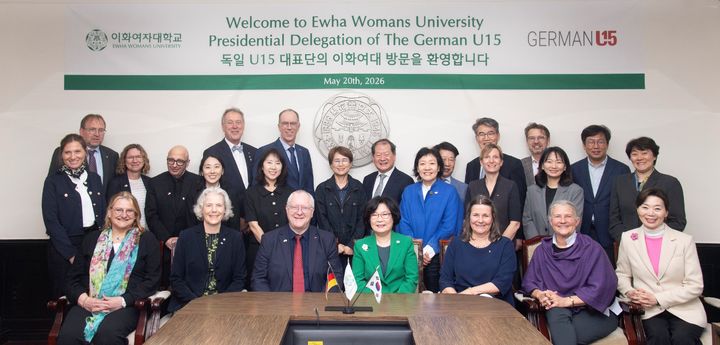 [서울=뉴시스] 20일 이화여대에 독일 U15 대표단이 방문해, 양측 관계자들이 기념 사진을 촬영하고 있다. (사진=이화여대 제공) 2026.05.21. photo@newsis.com *재판매 및 DB 금지
