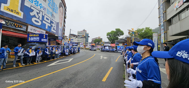 [밀양=뉴시스] 6·3 지방선거 공식 선거운동 첫날인 21일 오전 더불어민주당 밀양지역 후보들이 밀양시 내일동 관아 앞에서 출정식을 열고 유권자들에게 큰절로 지지를 호소하고 있다. (사진=이주옥 선거사무소 제공) 2026.05.21. photo@newsis.com *재판매 및 DB 금지