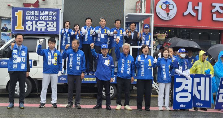 [보은=뉴시스] 공식선거운동 첫날인 21일 충북 보은군 보은읍 번화가 한양병원 앞 중앙사거리에서 더불어민주당 하유정 보은군수 후보와 신용한 충북지사 후보, 지방의원 후보자들이 합동출정식을 열고 있다. 송재봉 국회의원, 임호선 충북도당 위원장 직무대행 등이 함께 지지를 호소하고 있다. (사진=하유정 선거사무소 제공) 2026.05.21. photo@newsis.com&nbsp; *재판매 및 DB 금지