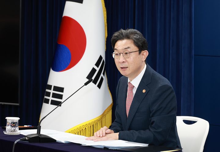 [서울=뉴시스]이억원 금융위원장이 21이 정부서울청사에서 기자간담회를 하고 있다. (사진=금융위원회) photo@newsis.com *재판매 및 DB 금지