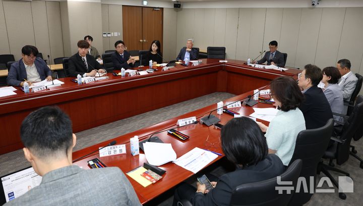 [홍성=뉴시스] 충남도 주관으로 21일 도청 중회의실에서 내포 종합의료시설 2단계 타당성 조사 및 기본계획 수립 용역 중간 보고회가 열리고 있다. (사진=충남도 제공) 2026.05.21 photo@newsis.com