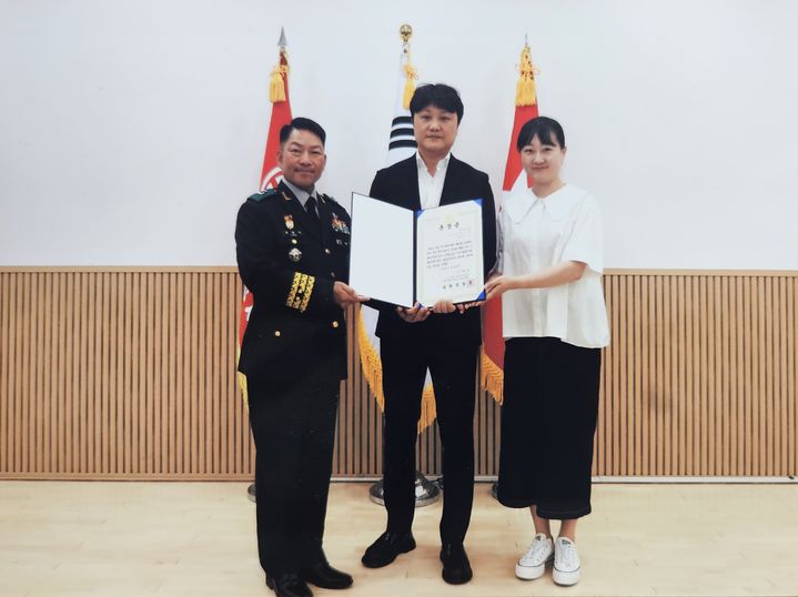 [대구=뉴시스] 육군 제50사단은 6·25전쟁 참전용사인 고 박이성 중사에게 화랑무공훈장을 전수했다. (사진=육군 제50보병사단 제공) 2026.05.21. photo@newsis.com *재판매 및 DB 금지