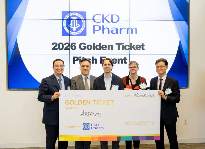 [서울=뉴시스] 20일(현지 시간) 미국 보스턴에서 열린 ‘2026 CKD Pharm Golden Ticket’ 행사에서 오른쪽부터 종근당 김재순 부사장과 데브라 피티 박사, Arpelos Biosciences CTO 루시아노 산톨라니, 종근당 김선홍 연구기획실장, CKD USA 김호원 법인장이 기념촬영을 하고 있다. (사진=종근당 제공) 2026.5.21. photo@newsis.com *재판매 및 DB 금지