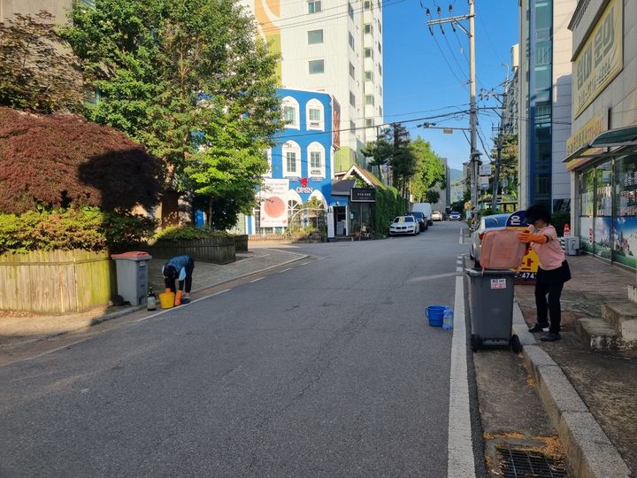 음식물류 폐끼물 수거용기 세척. (사진=양평군 제공) photo@newsis.com *재판매 및 DB 금지