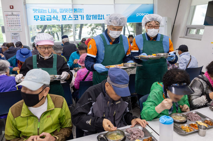 [서울=뉴시스] 이희근 포스코 사장(가운데)과 급식대가 이미영 셰프(왼쪽), 오창석 포항제철소 제강부 명장이 21일 포항 송도동 송림노인복지관에서 특별 배식 봉사를 하고 있다. (사진=포스코) 2026.05.21 photo@newsis.com *재판매 및 DB 금지 *재판매 및 DB 금지