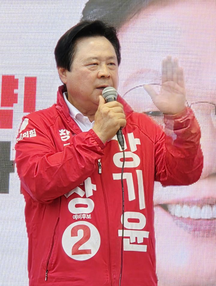 [창원=뉴시스] 강경국 기자 = 6·3 지방선거 공식 선거운동 첫 날인 21일 오전 국민의힘 강기윤 창원시장 후보가 창원시청 옆 최윤덕 장상 동상 앞에서 출정식을 갖고 있다. (사진=강기윤 선대위 제공). 2026.05.21. photo@newsis.com *재판매 및 DB 금지