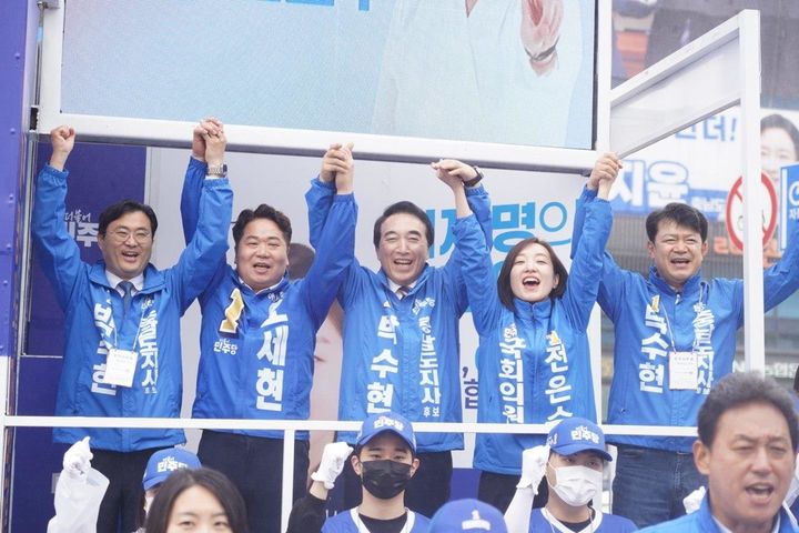 [아산=뉴시스] 더불어민주당 전은수 아산시을 국회의원 보궐선거 후보(오른쪽 두 번째)가 21일 박수현 충남도지사 후보, 오세현 아산시장 후보 등과 함께 합동 출정식을 가졌다. (사진=전은수 후보 캠프 제공) 2026.05.21 photo@newsis.com *재판매 및 DB 금지