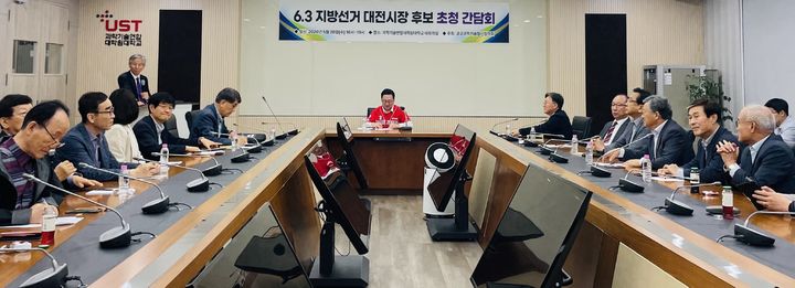 [대전=뉴시스]국힘 이장우 대전시장 후보가 20일 대덕클럽 초청 간담회에서 인사말을 하고 있다. 2026. 05. 21 photo@newsis.com *재판매 및 DB 금지