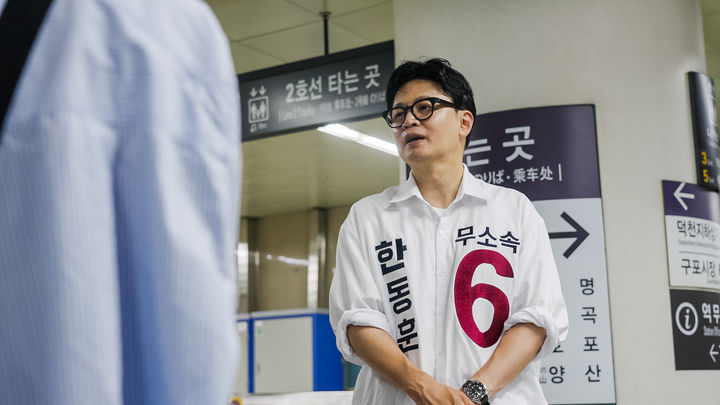 [부산=뉴시스] 무소속 한동훈 부산 북갑 국회의원 후보가 21일 0시 덕천역 환승 통로에서 막차 시민들에게 인사를 하고 있다. (사진=한동훈 캠프 제공) 2026.05.21. photo@newsis.com *재판매 및 DB 금지