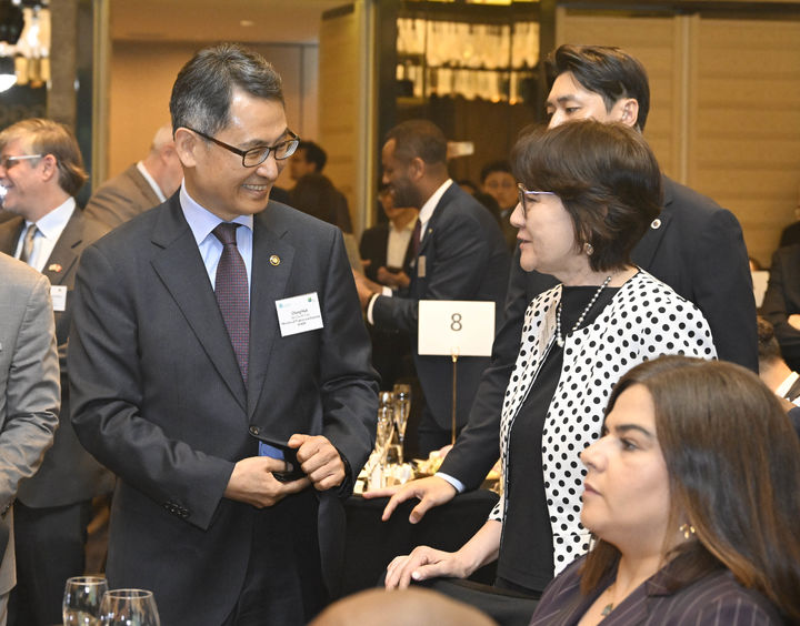 [서울=뉴시스] 허장 재정경제부 2차관이 21일 서울에서 열린 글로벌녹색성장기구(GGGI)와 녹색기후기금(GCF)의 공동 컨퍼런스에 참석해 관계자와 대화를 나누고 있다. (사진 = 재경부 제공) 2026.05.21. *재판매 및 DB 금지