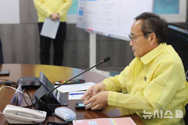 [서울=뉴시스] 복합재난 발생 상황을 가정한 훈련에 참여하는 박창근 국토안전관리원 원장. photo@newsis.com