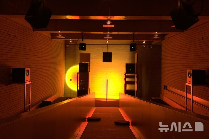 [서울=뉴시스]박재연 인턴기자=서울 동교동에 위치한 청음 카페 ‘틸트’의 메인 청음실. 사방에 12대의 스피커가 있으며 양 옆으로 좌석이 배치돼 있다.2026.05.20