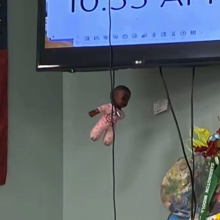 [서울=뉴시스] 미국의 한 중학교 교사가 교실 내에 흑인 아기 인형을 줄에 매달아 전시하는 등 인종차별적 행위를 벌였다가 결국 파면됐다. (사진=페이스북 캡처) *재판매 및 DB 금지