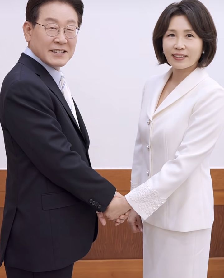 이재명 대통령은 21일 부부의 날을 맞아 김혜경 여사와 과거 사진 속 포즈를 따라 한 모습을 담은 영상을 공개했다. [사진=이 대통령 인스타그램 갈무리] *재판매 및 DB 금지