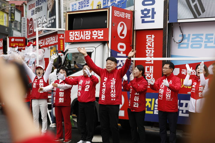 [당진=뉴시스] 오성환(가운데 손 위) 국민의힘 충남 당진시장 후보가 21일 당진 옛터미널 로터리 앞에서 출정식을 갖고 있다. (사진=오성환선거 캠프 제공) 2026.05.21. photo@newsis.com *재판매 및 DB 금지
