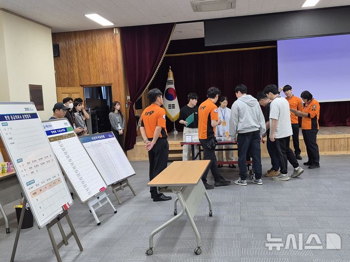 [시흥=뉴시스] 시흥소방서-보건소가 다수사상자 대비 합동훈련을 하고 있다. (사진=시흥소방서 제공)..2026.05.21.photo@newsis.com