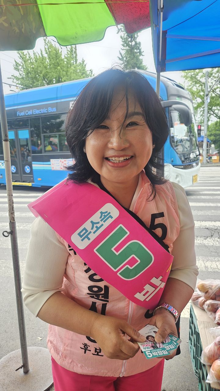 [창원=뉴시스] 강경국 기자 = 6·3 지방선거 공식 선거운동 첫 날인 21일 오전 무소속 박정임 창원시장 후보가 지귀시장에서 유권자들에게 인사를 하고 있다. (사진=박정임 선대위 제공). 2026.05.21. photo@newsis.com *재판매 및 DB 금지